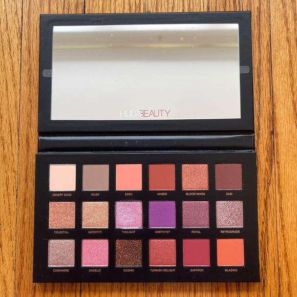 Huda Beauty Desert Dusk Eyeshaow Palette - Picture 1 of 4